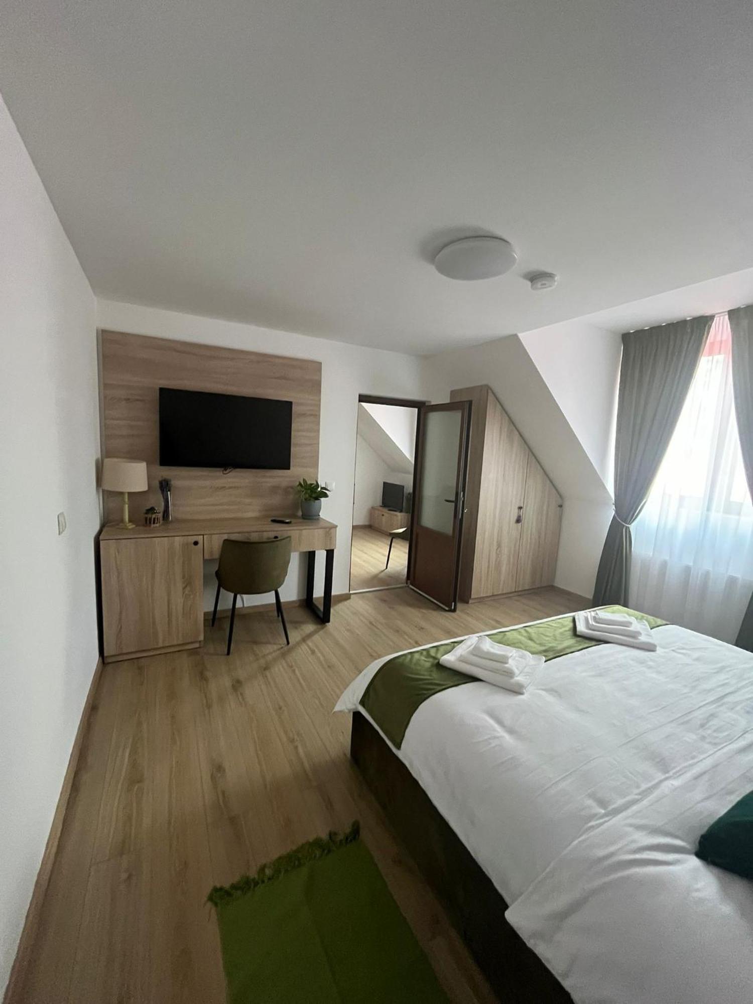 Kilometru108 Hotel Leordina Buitenkant foto