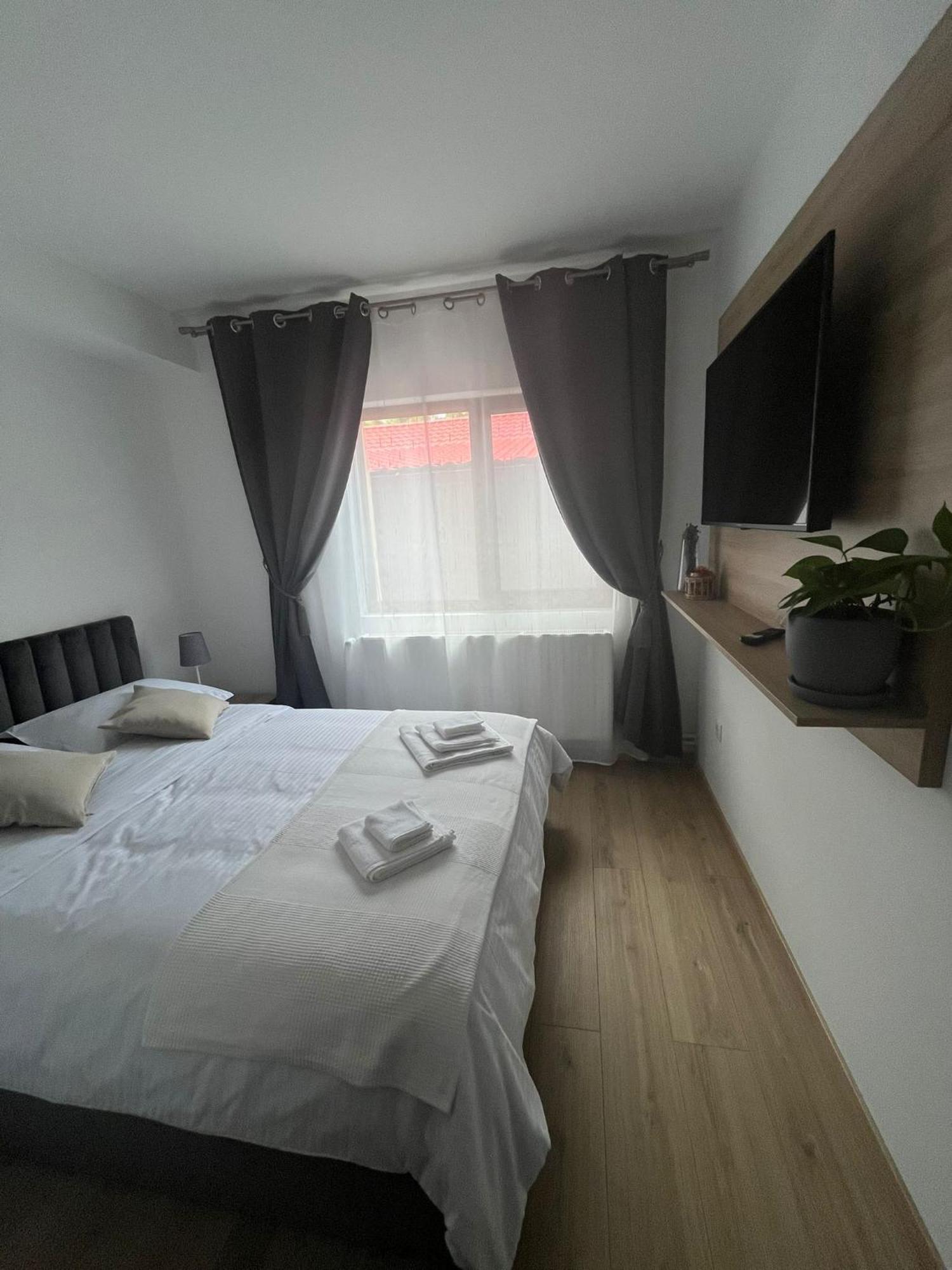 Kilometru108 Hotel Leordina Buitenkant foto
